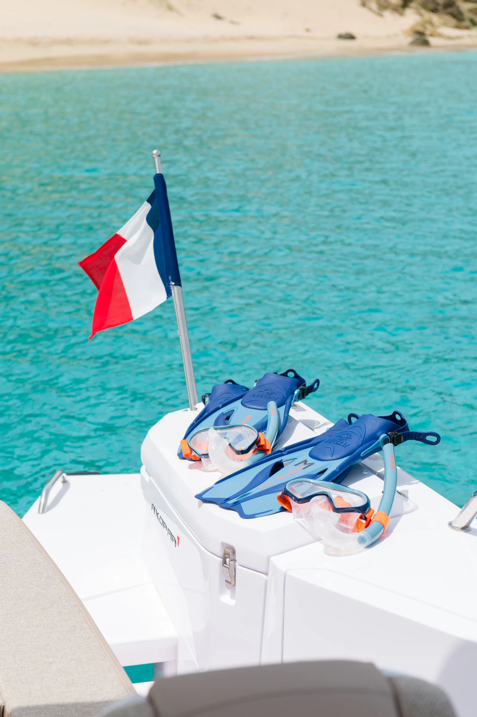 Bateau privé longeant la côte de Saint-Barth