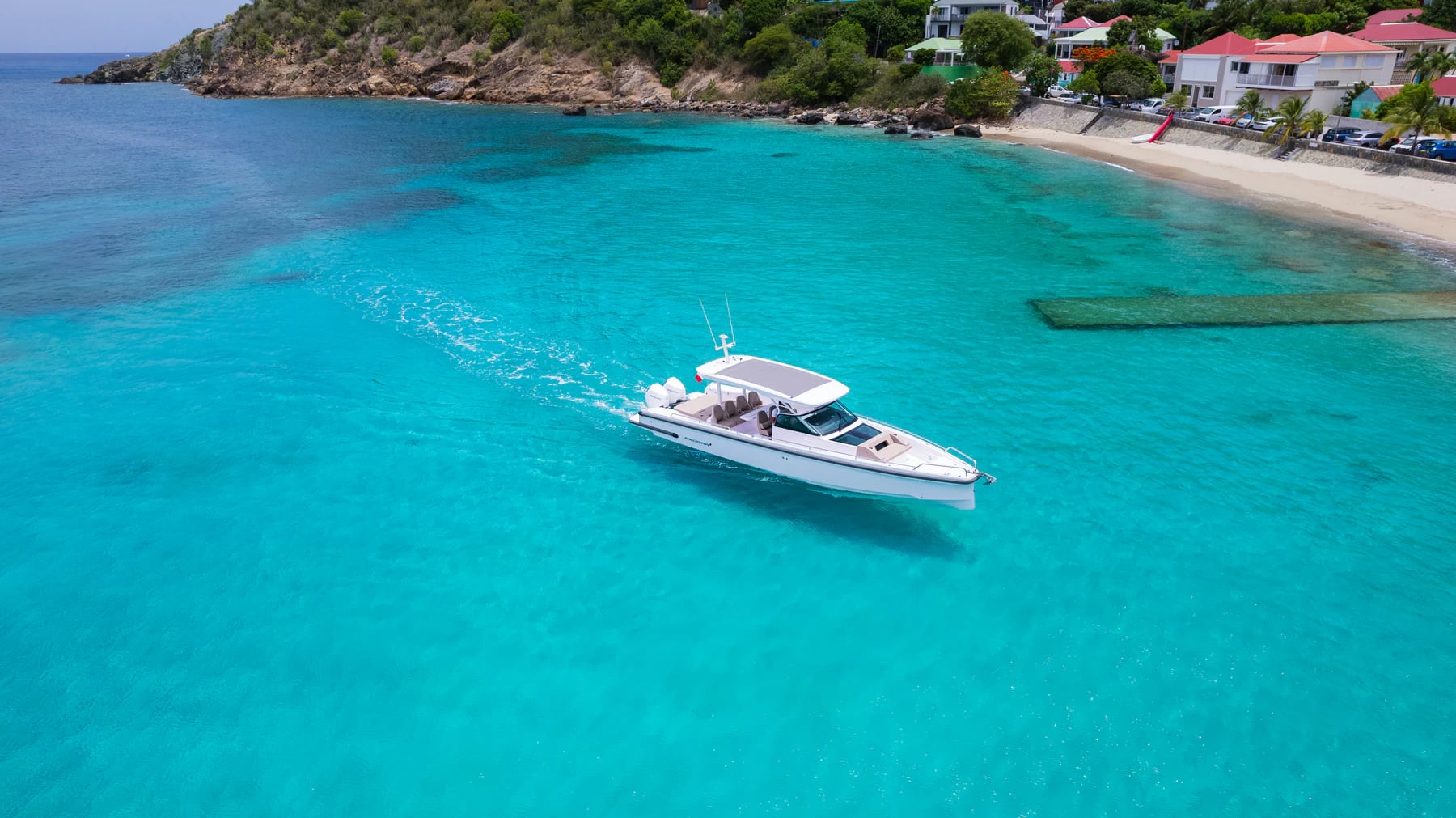 Bateau privé traversant une baie turquoise